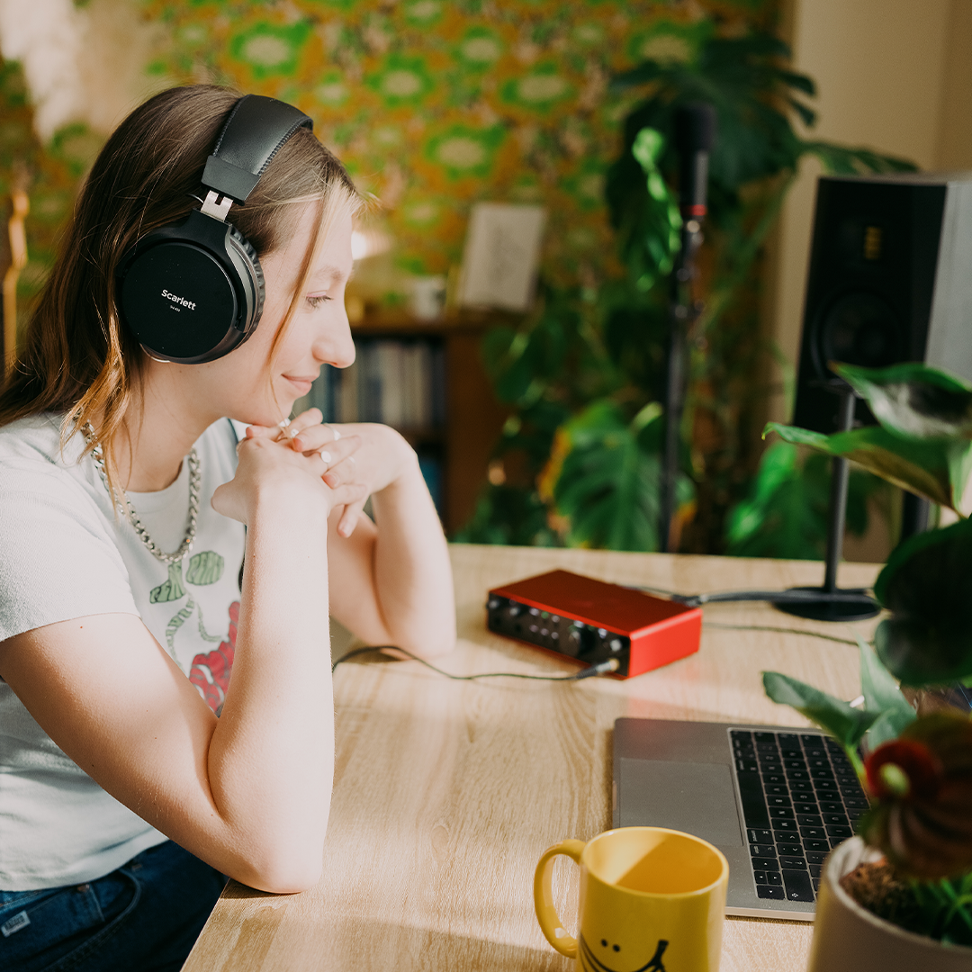 Focusrite Scarlett 2i2 Studio 4th Gen, 2-in, 2-out USB Audio Interface