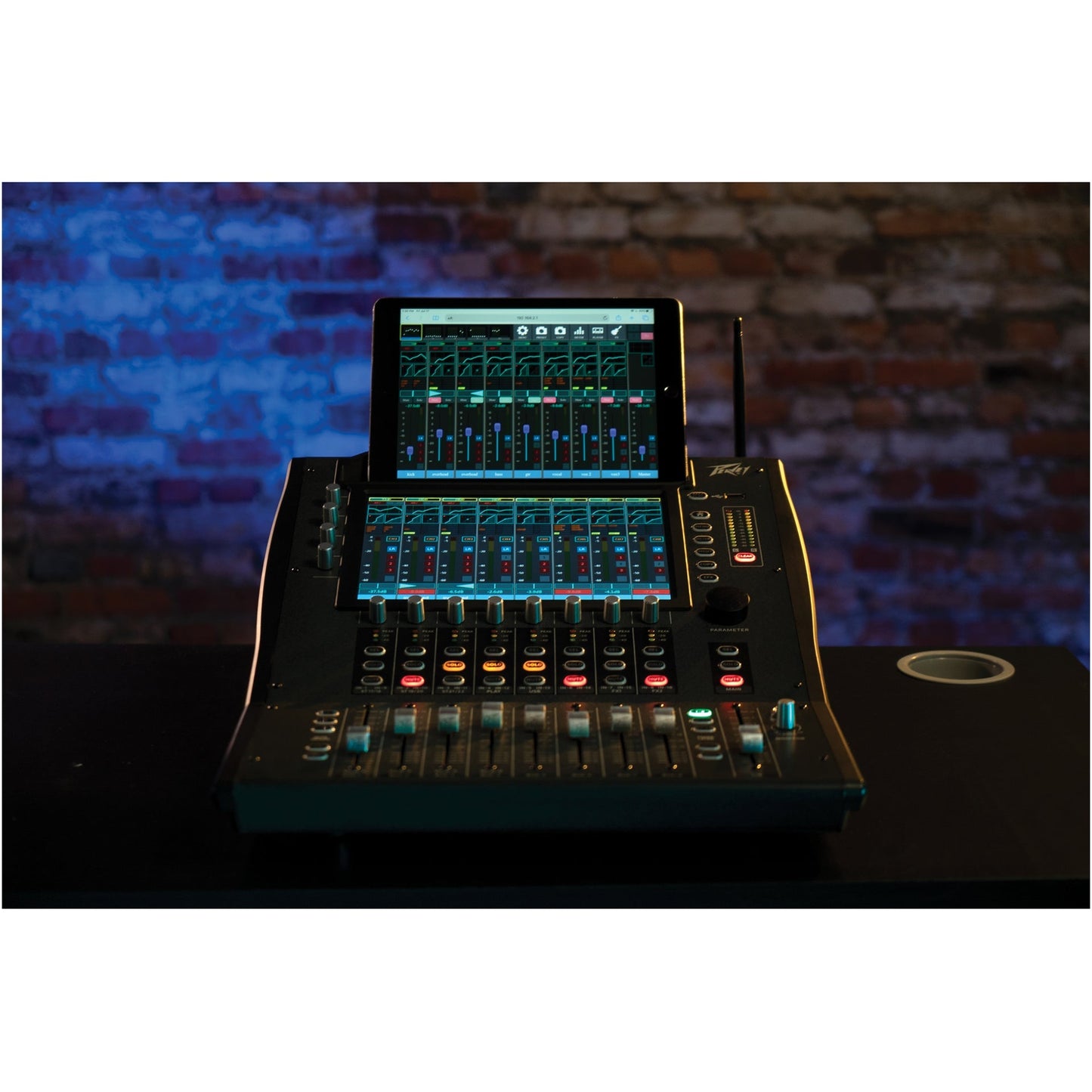Peavey Aureus™ 28 28-Channel Digital Mixer